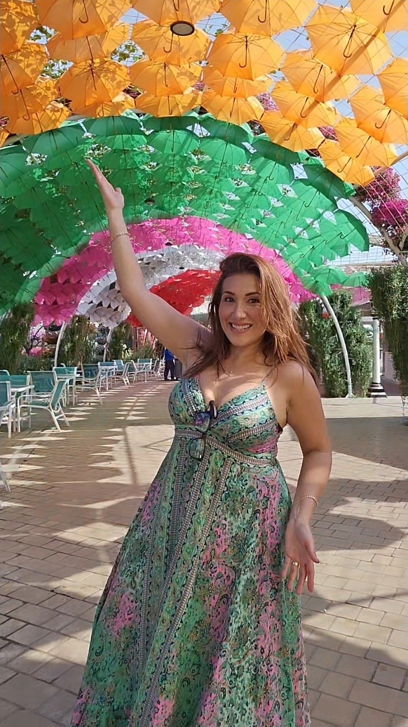 Vestido dorado en Miracle Garden